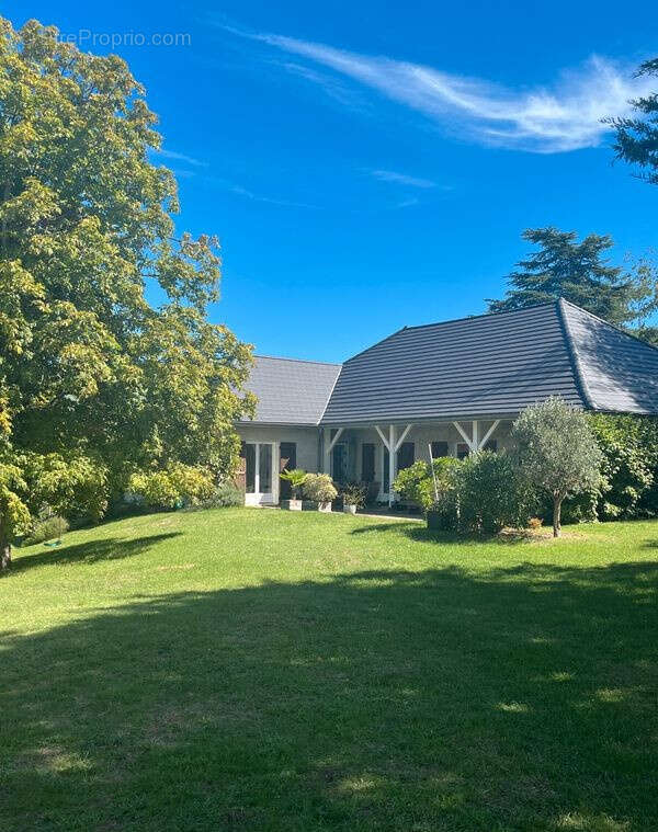 Maison à CREUZIER-LE-VIEUX