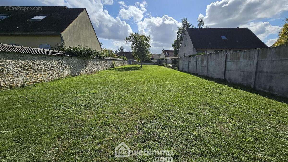 En lisière de forêt. - Terrain à VAYRES-SUR-ESSONNE