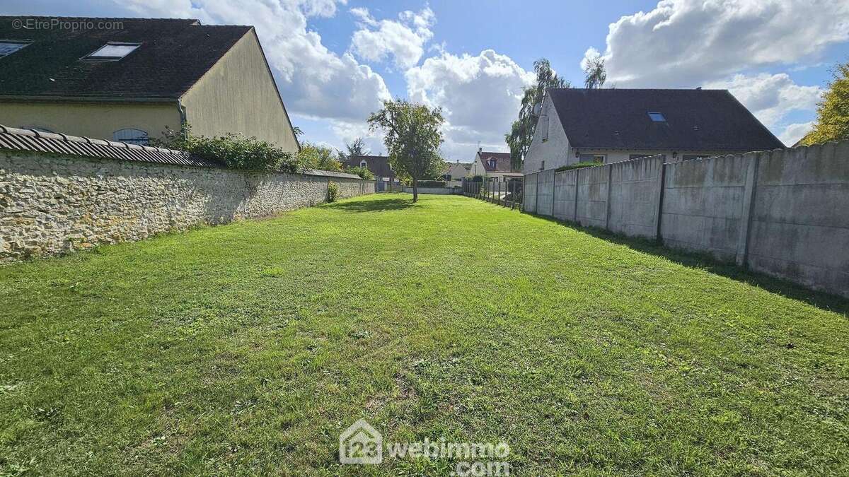 Voici ce terrain constructible de 510 m². - Terrain à MILLY-LA-FORET