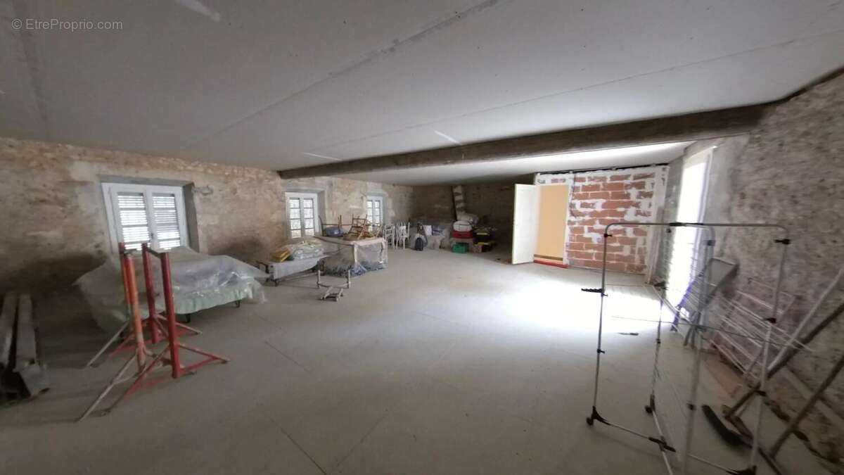 Maison à MONTOULIERS