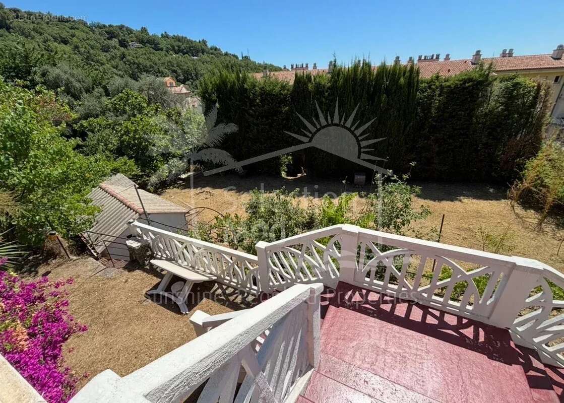 Maison à CHATEAUNEUF-GRASSE