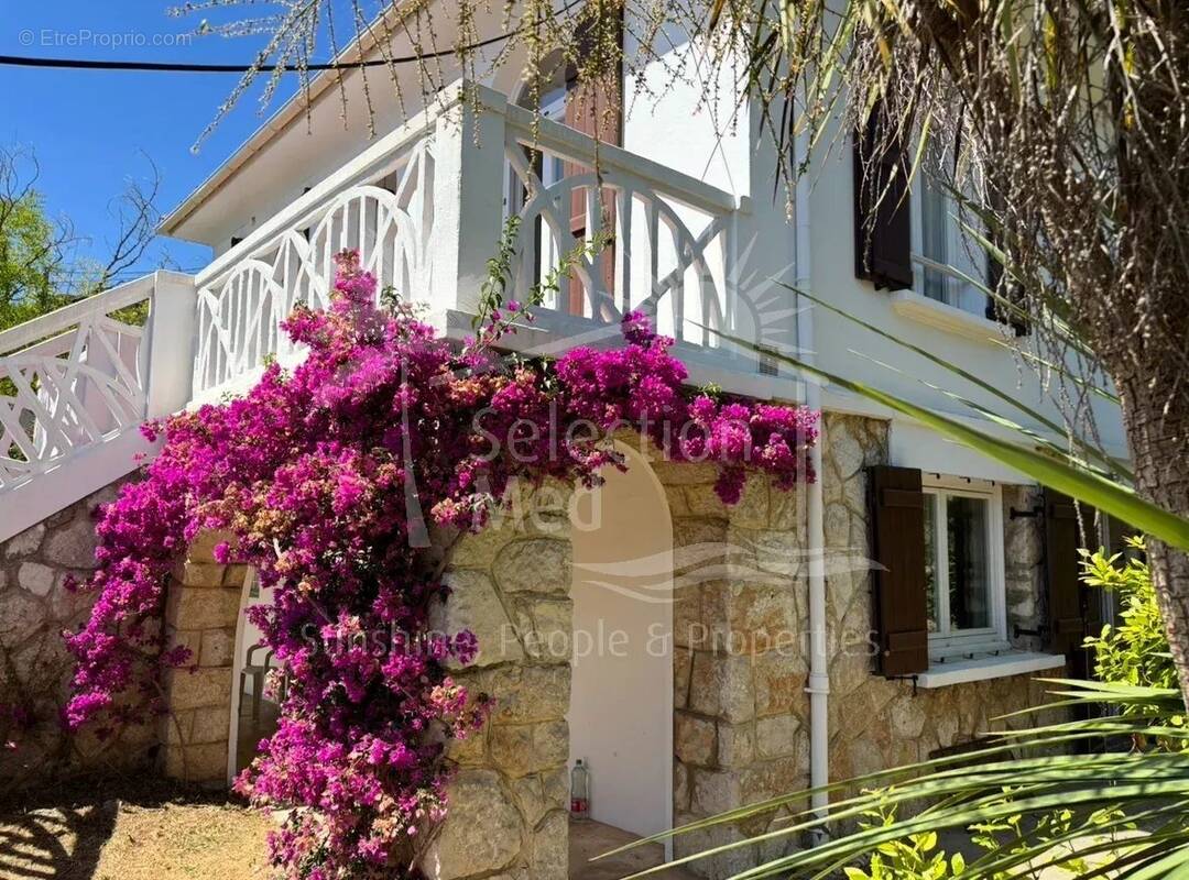 Maison à CHATEAUNEUF-GRASSE