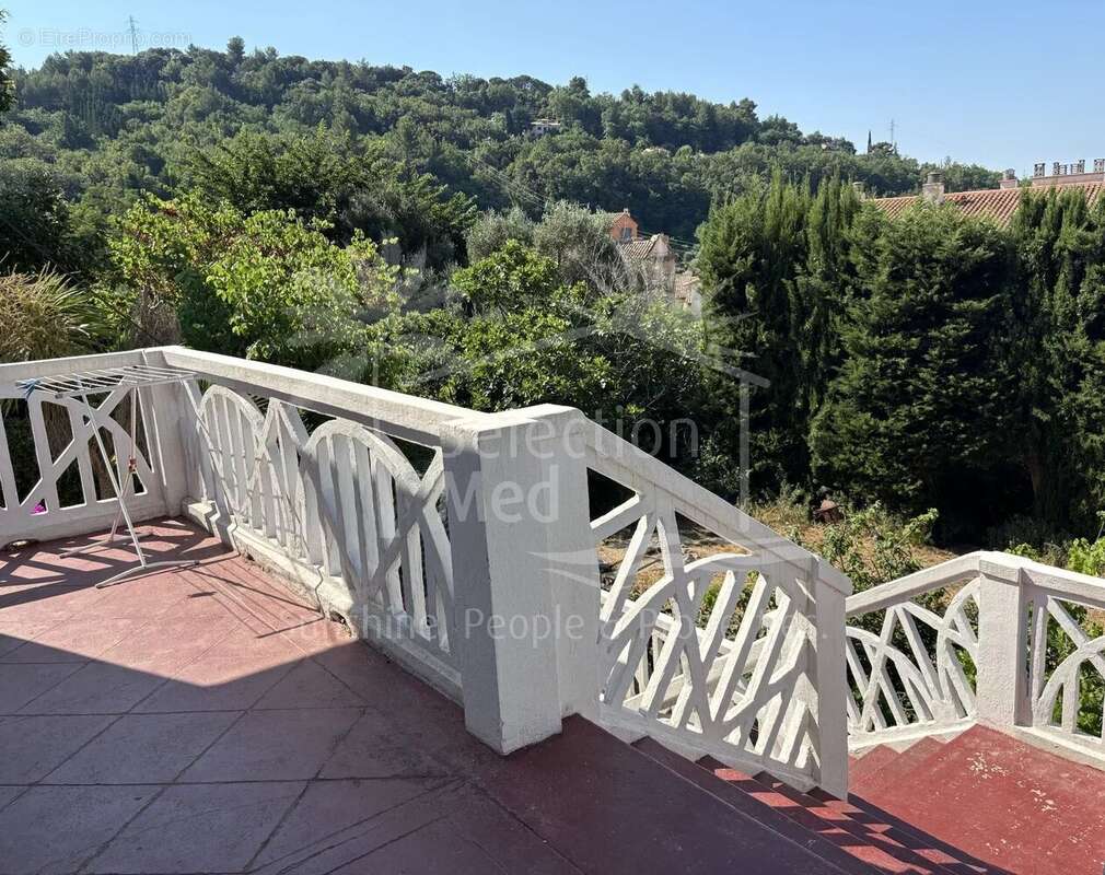 Maison à CHATEAUNEUF-GRASSE
