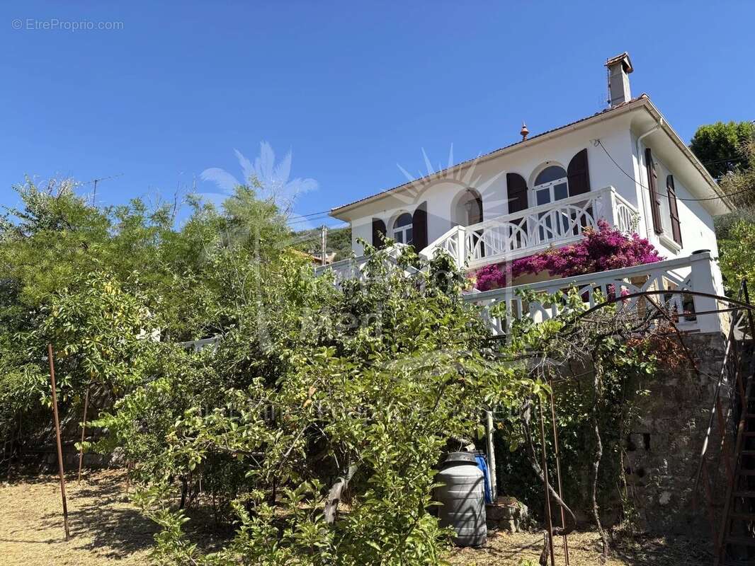 Maison à CHATEAUNEUF-GRASSE