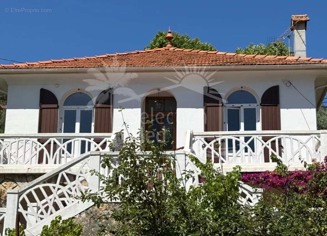 Maison à CHATEAUNEUF-GRASSE