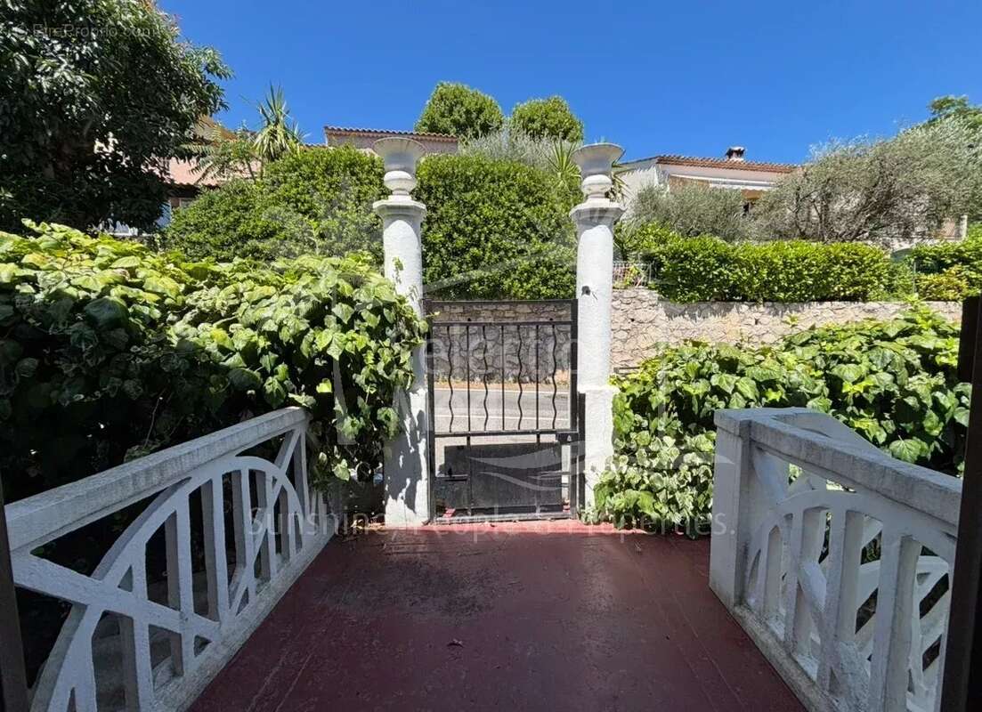 Maison à CHATEAUNEUF-GRASSE