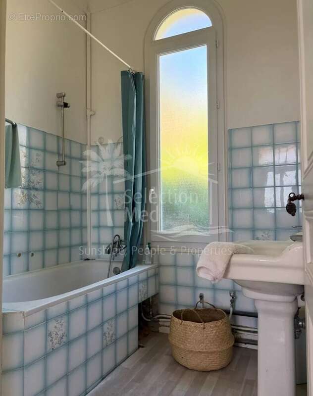 Maison à CHATEAUNEUF-GRASSE