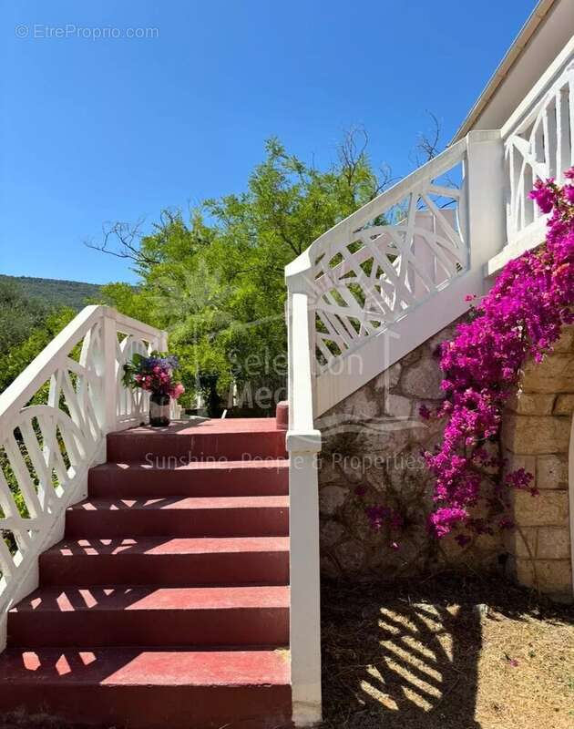 Maison à CHATEAUNEUF-GRASSE