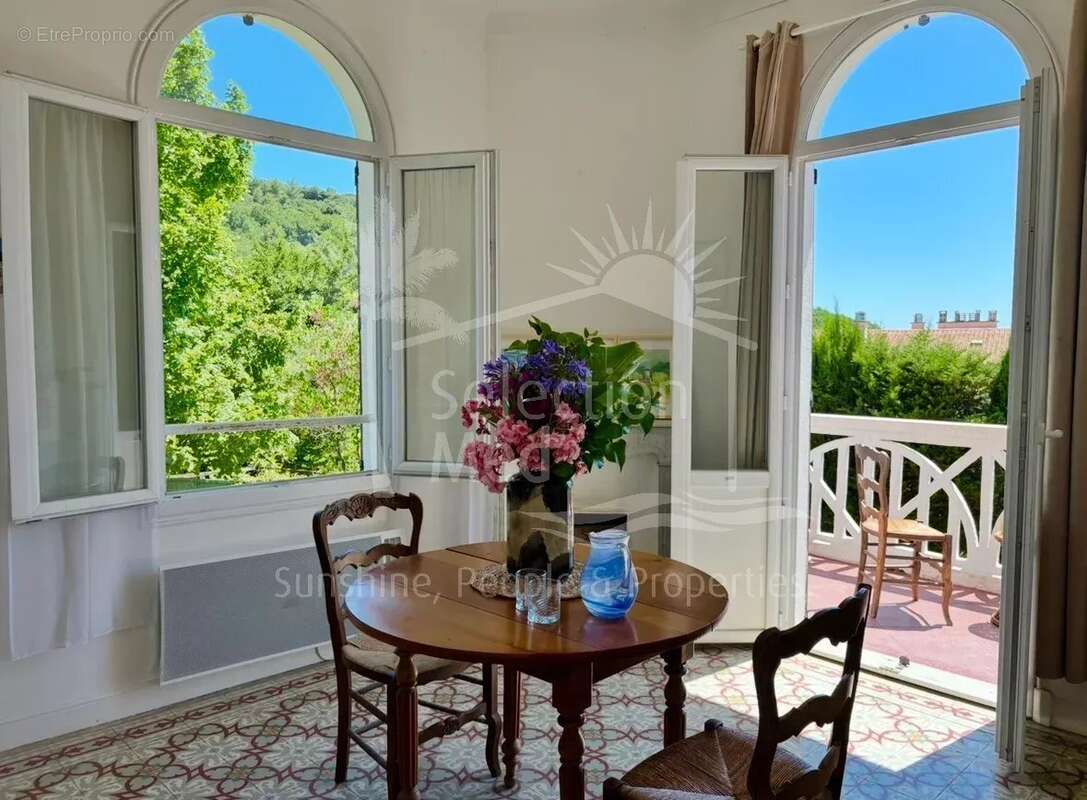 Maison à CHATEAUNEUF-GRASSE