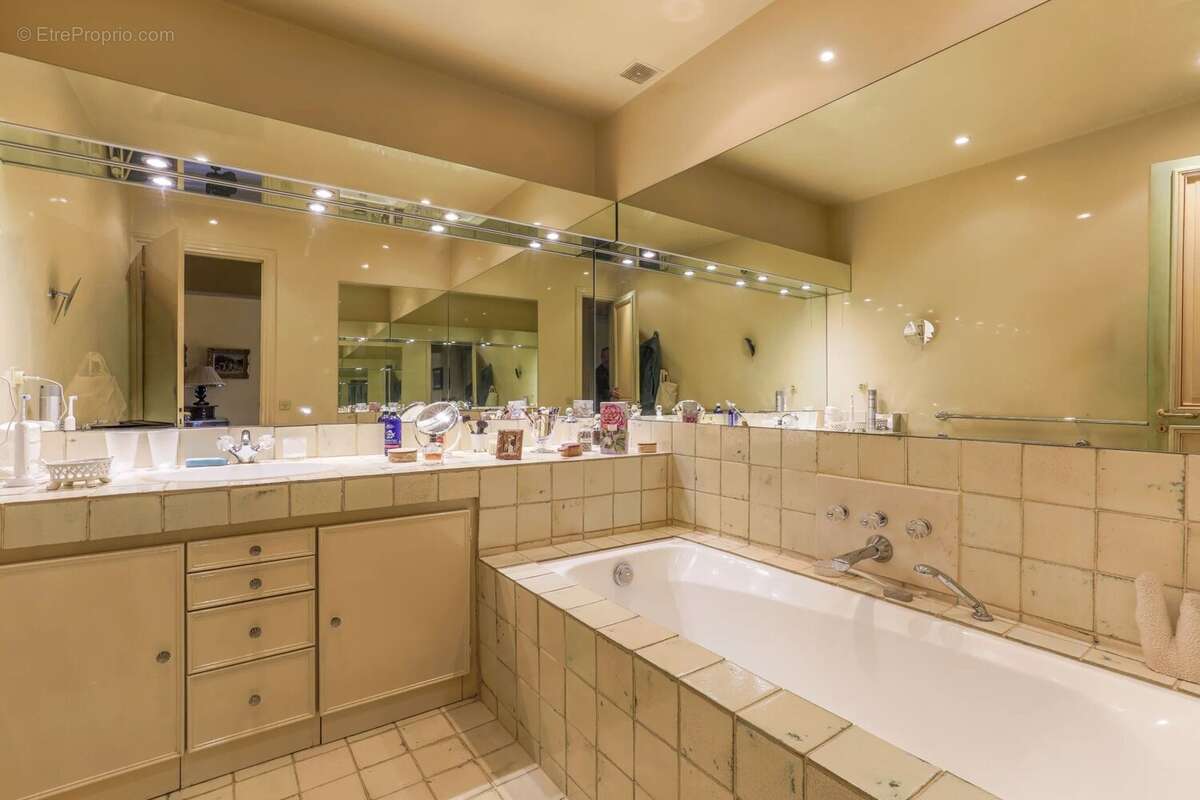 Appartement à NEUILLY-SUR-SEINE