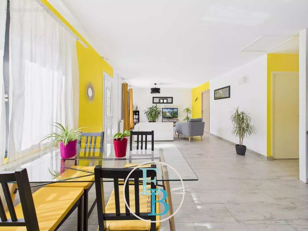 Maison à FEUGUEROLLES-BULLY