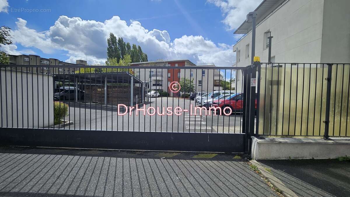 Parking à SAVIGNY-LE-TEMPLE