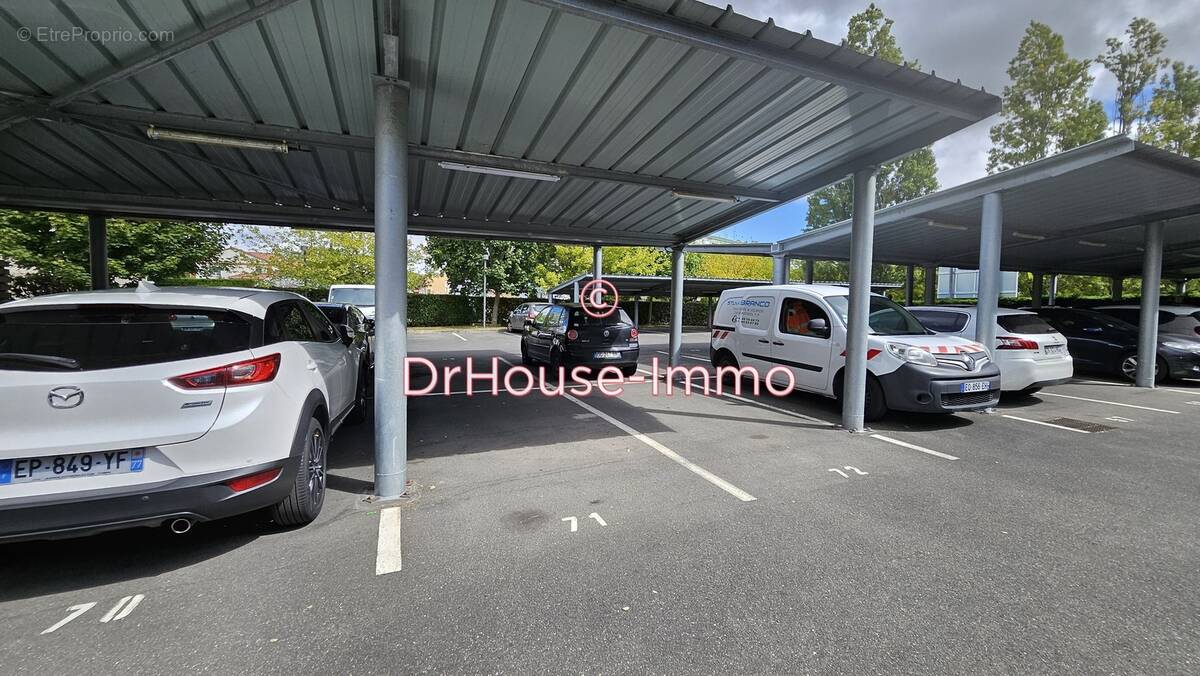 Parking à SAVIGNY-LE-TEMPLE