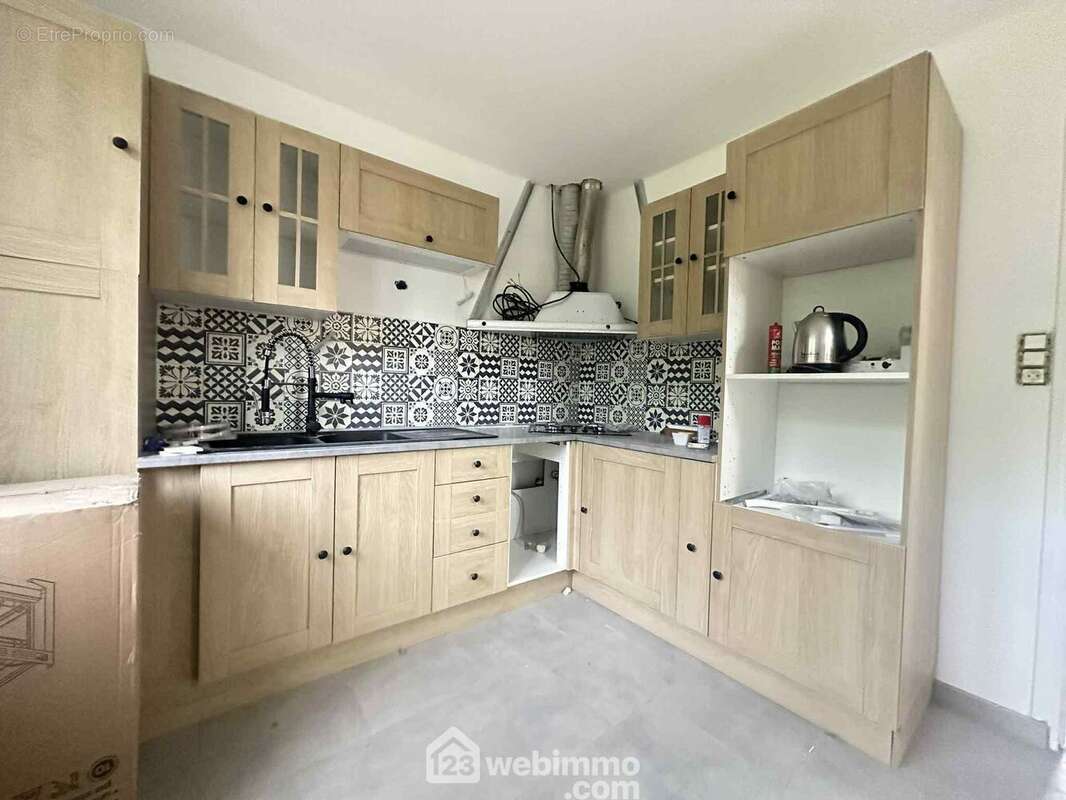 A ses cotés, la cuisine équipée - Maison à SISSONNE