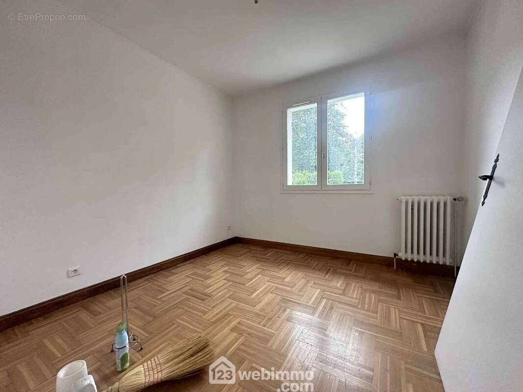 En rez-de-chaussée, voici la première chambre - Maison à SISSONNE