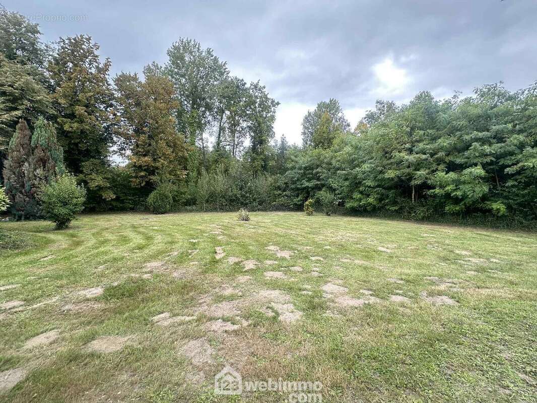 Erigé sur un terrain entièrement clos de 3000 m² - Maison à SISSONNE