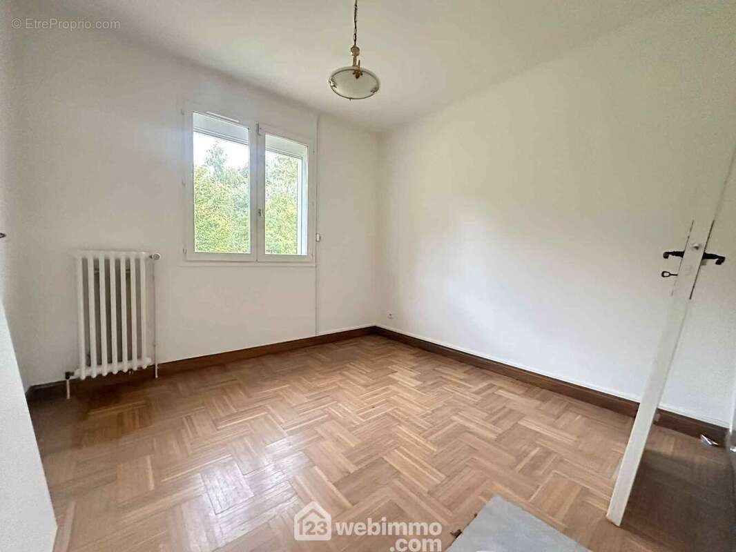 La deuxième chambre, les sols sont en parquet - Maison à SISSONNE