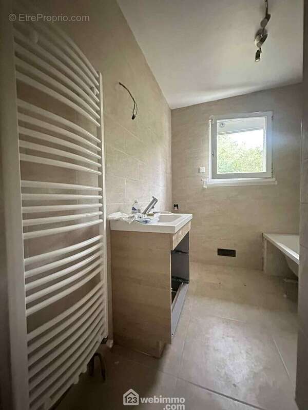 La salle de bains avec vasque sur meuble, radiateur sèche serviettes et ... - Maison à SISSONNE