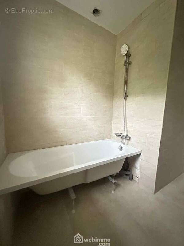 Une baignoire - Maison à SISSONNE