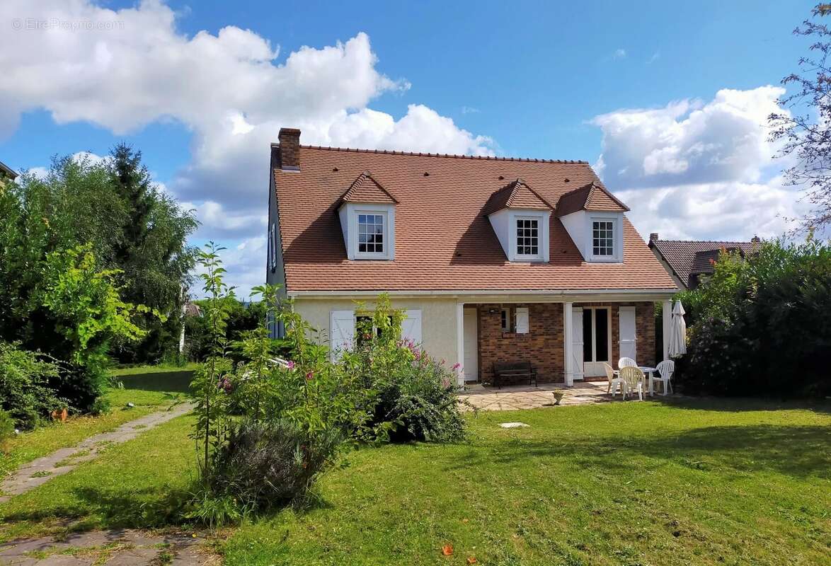 Maison à LES CLAYES-SOUS-BOIS