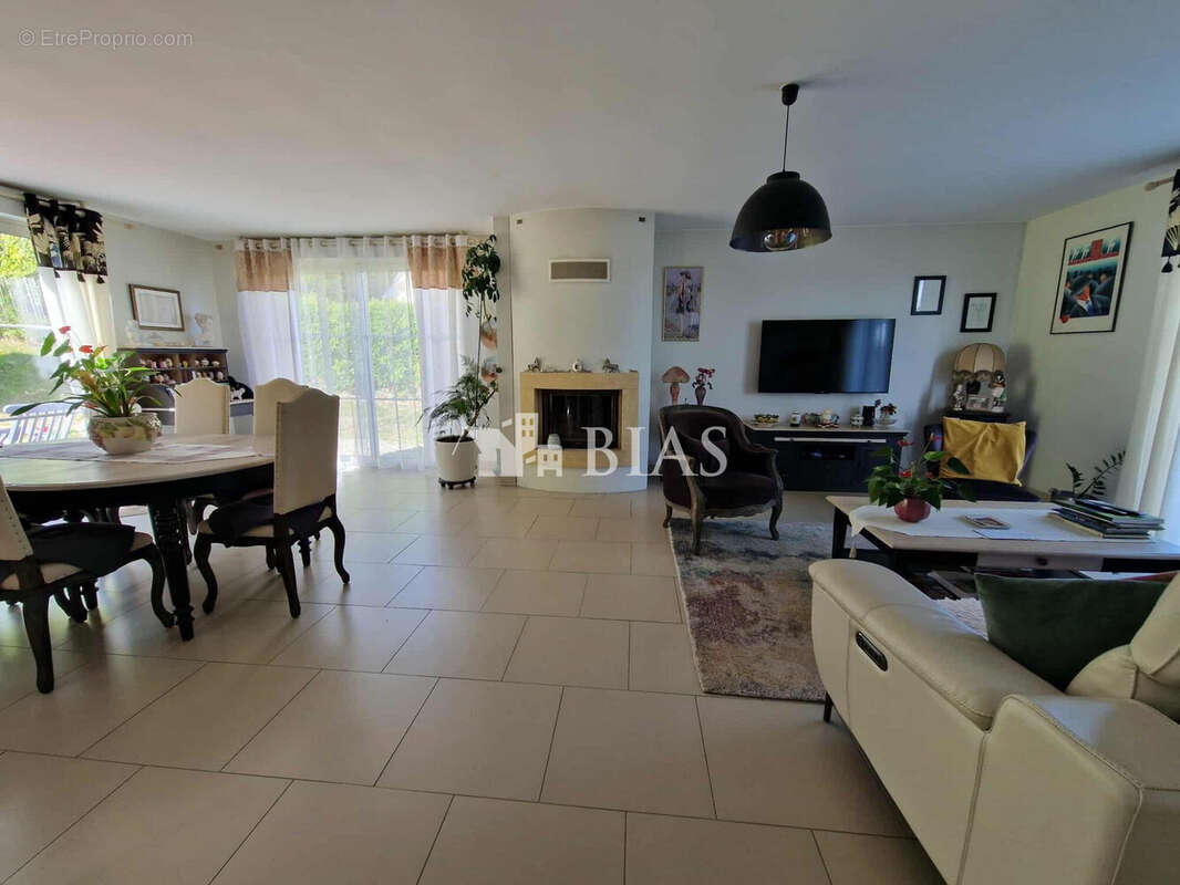 Maison à LA RIVIERE-SAINT-SAUVEUR