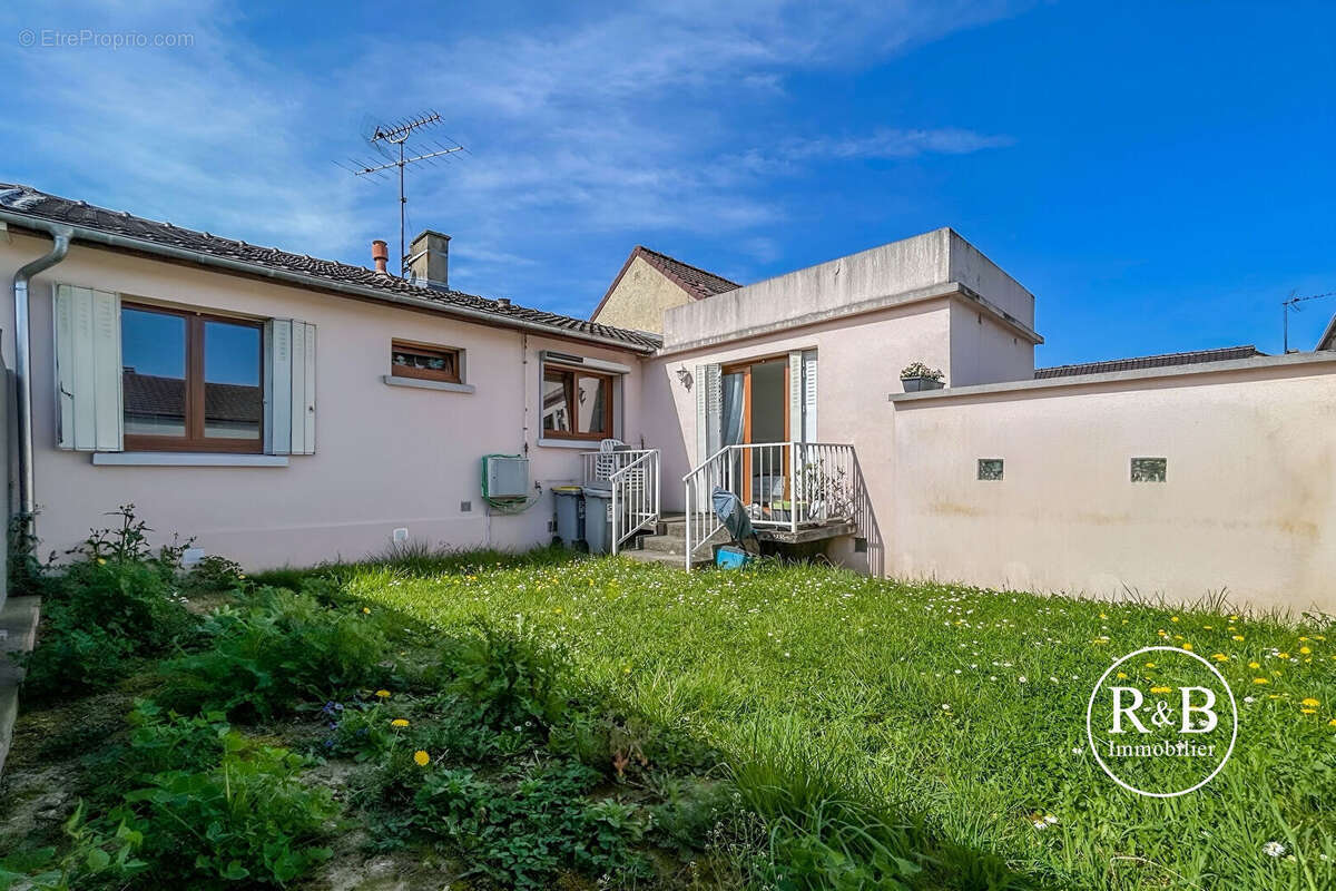 Maison à LES CLAYES-SOUS-BOIS