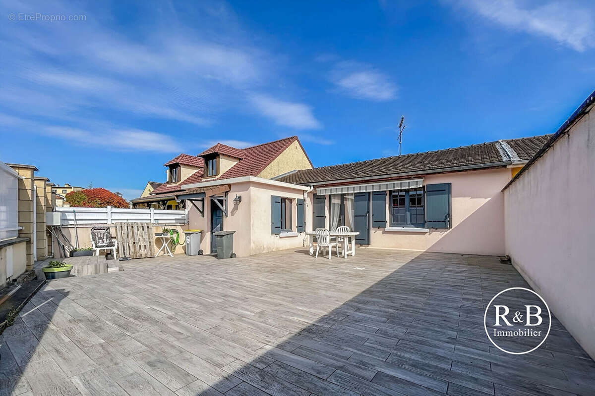 Maison à LES CLAYES-SOUS-BOIS