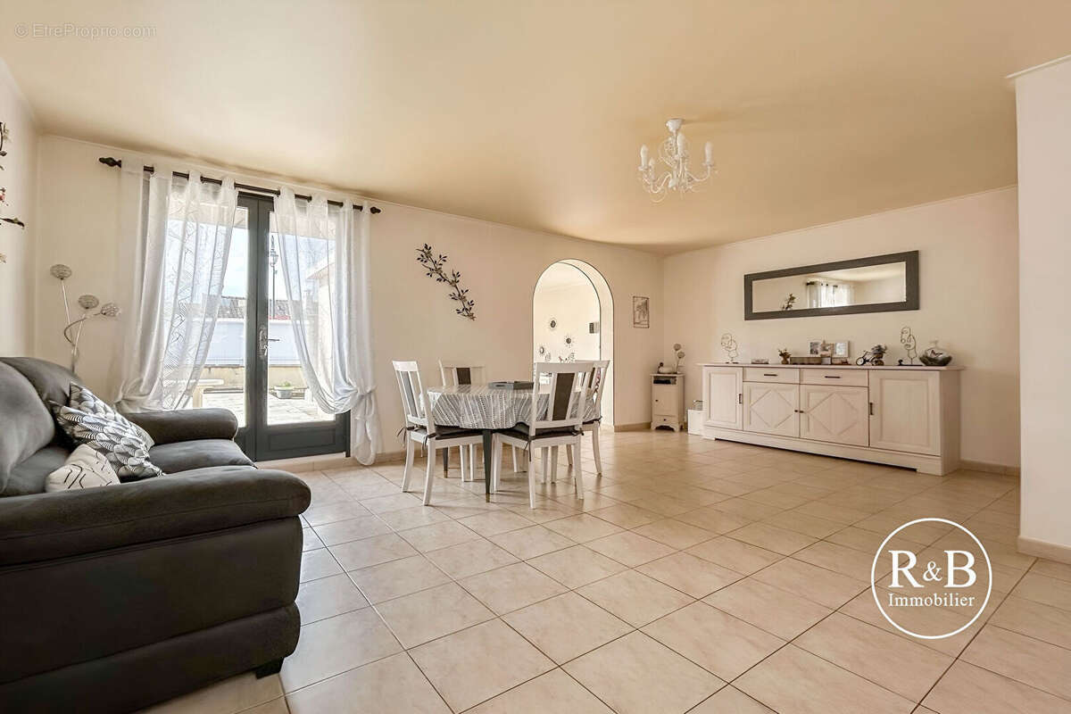 Maison à LES CLAYES-SOUS-BOIS