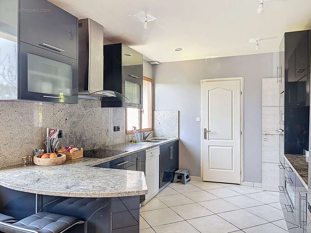 Cuisine équipée américaine - Maison à CHEVREUSE