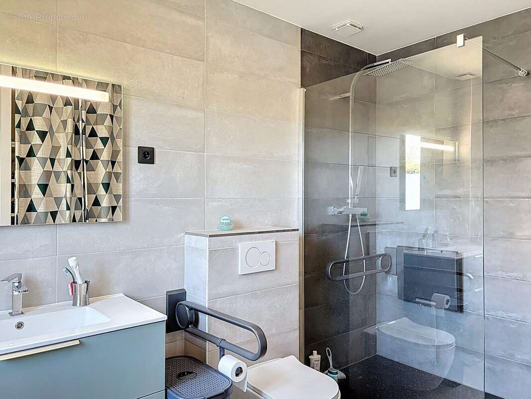 Salle d&#039;eau attenante. - Maison à CHEVREUSE