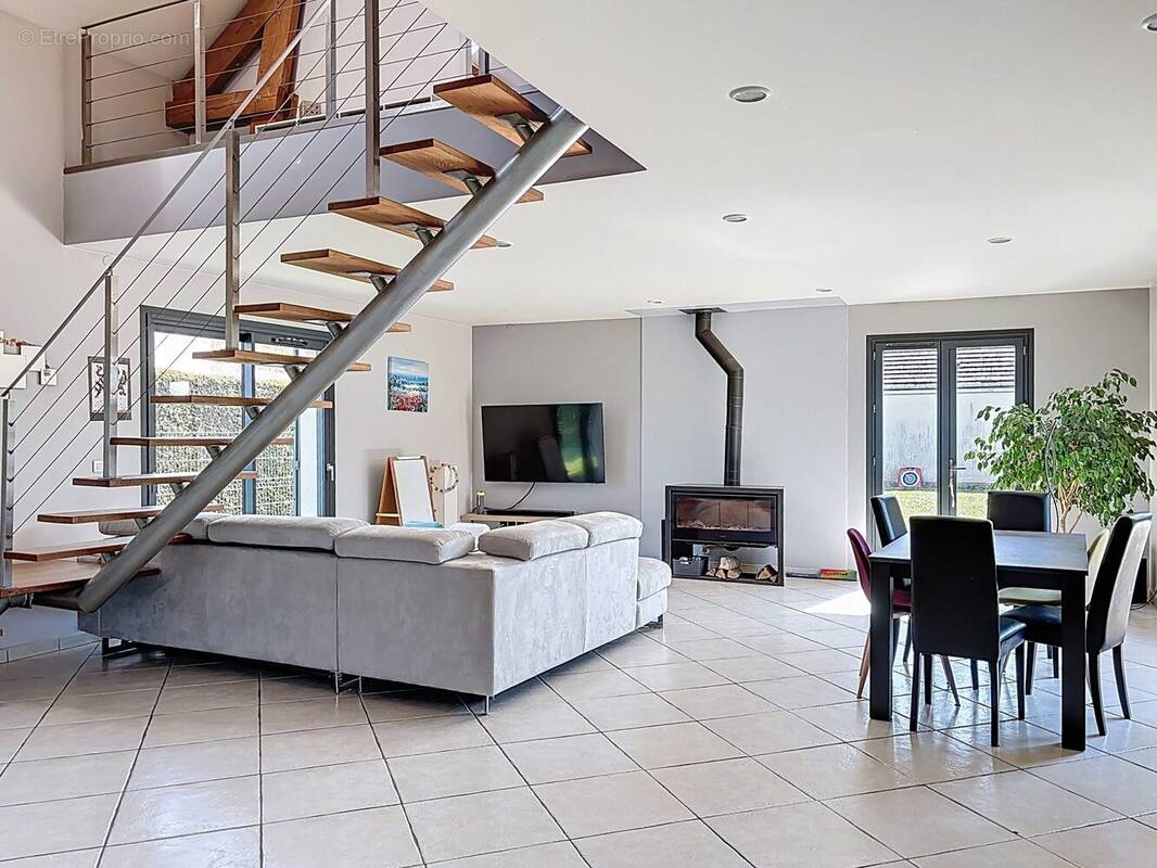 Séjour double carrelé avec poêle à bois - Maison à CHEVREUSE