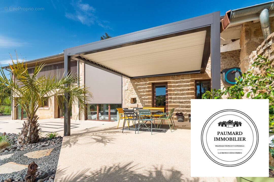 terrasse couverte et pergola  - Maison à ROMANS-SUR-ISERE