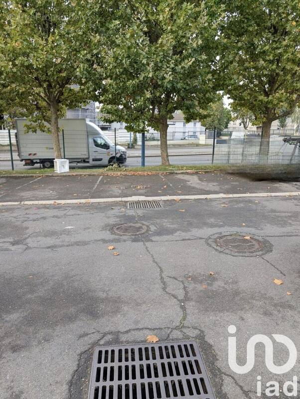 Photo 1 - Parking à VILLIERS-LE-BEL