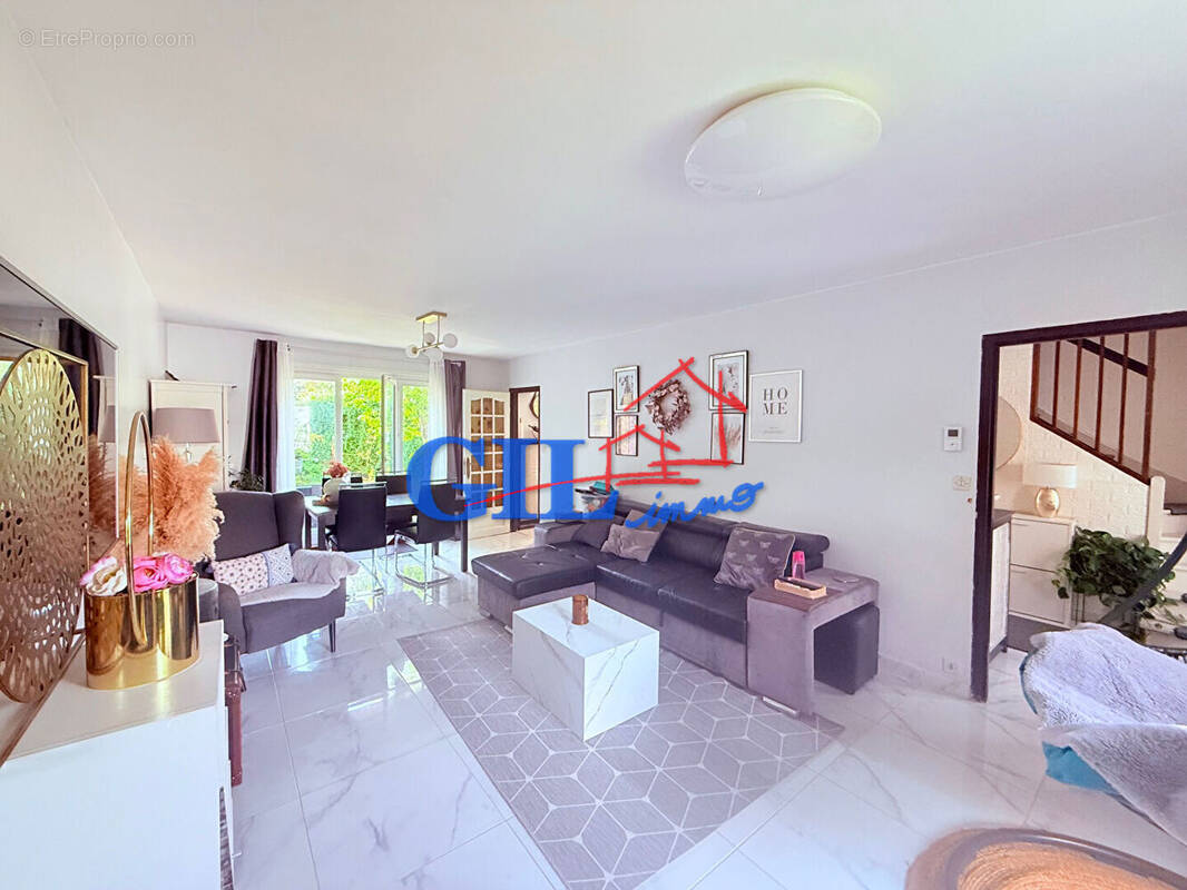 Maison à SAVIGNY-LE-TEMPLE