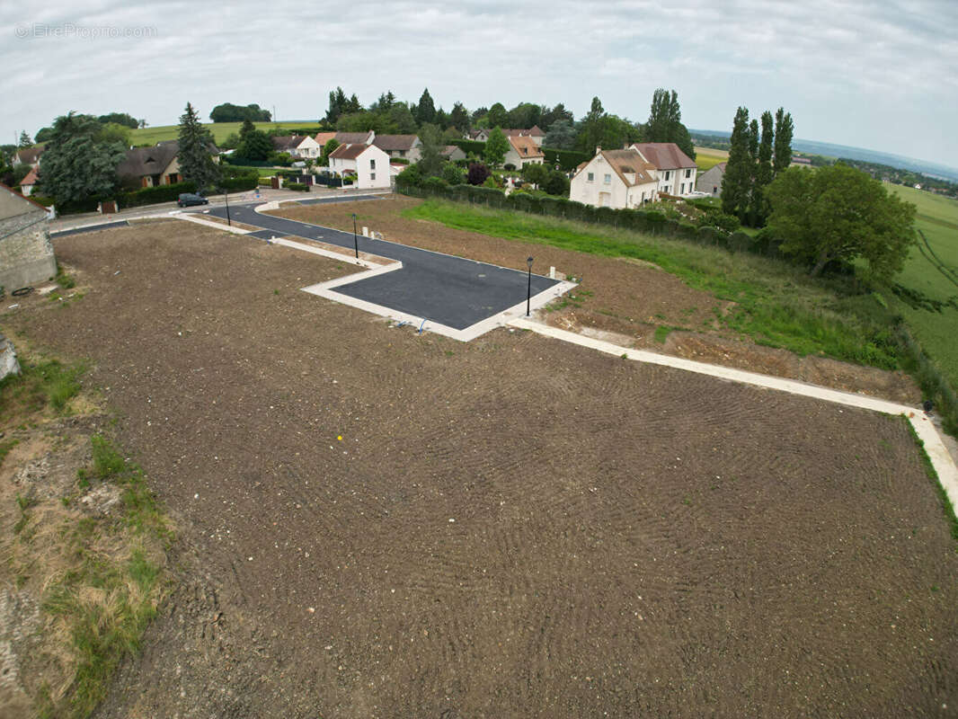 Terrain à FONTENAY-MAUVOISIN