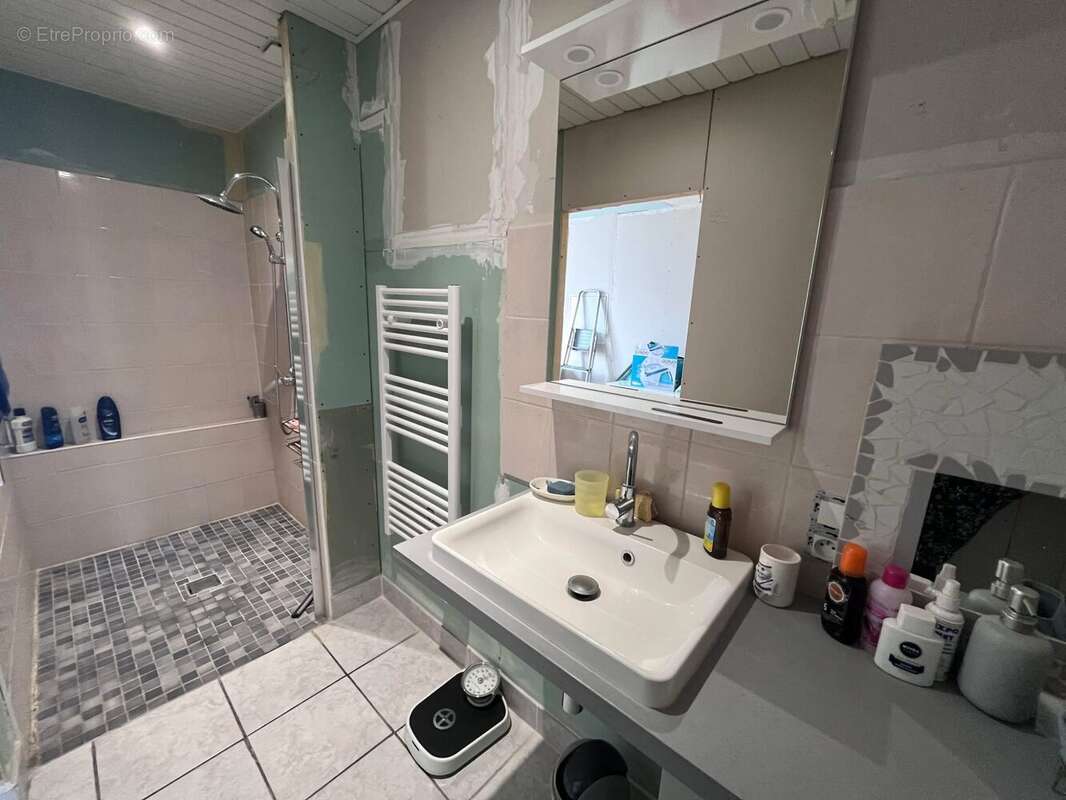 Salle d&#039;eau - Maison à CHAMPAGNAC