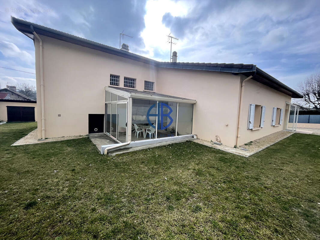 Maison à LA CHAPELLE-DE-LA-TOUR