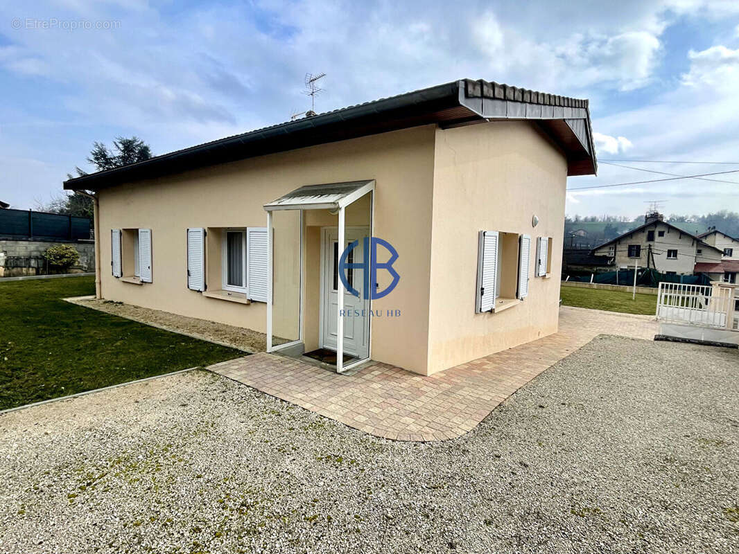 Maison à LA CHAPELLE-DE-LA-TOUR