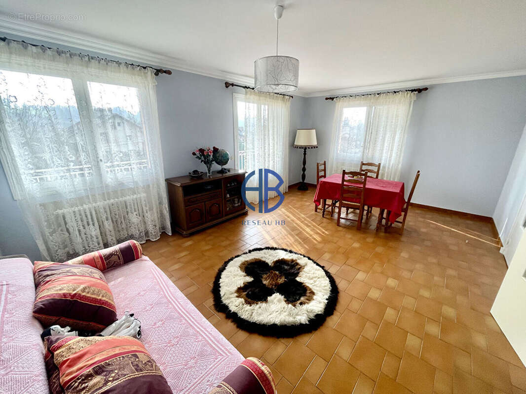 Maison à LA CHAPELLE-DE-LA-TOUR