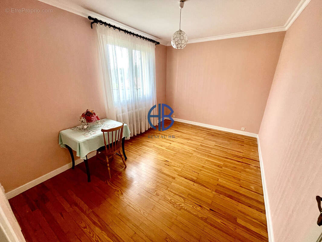 Maison à LA CHAPELLE-DE-LA-TOUR