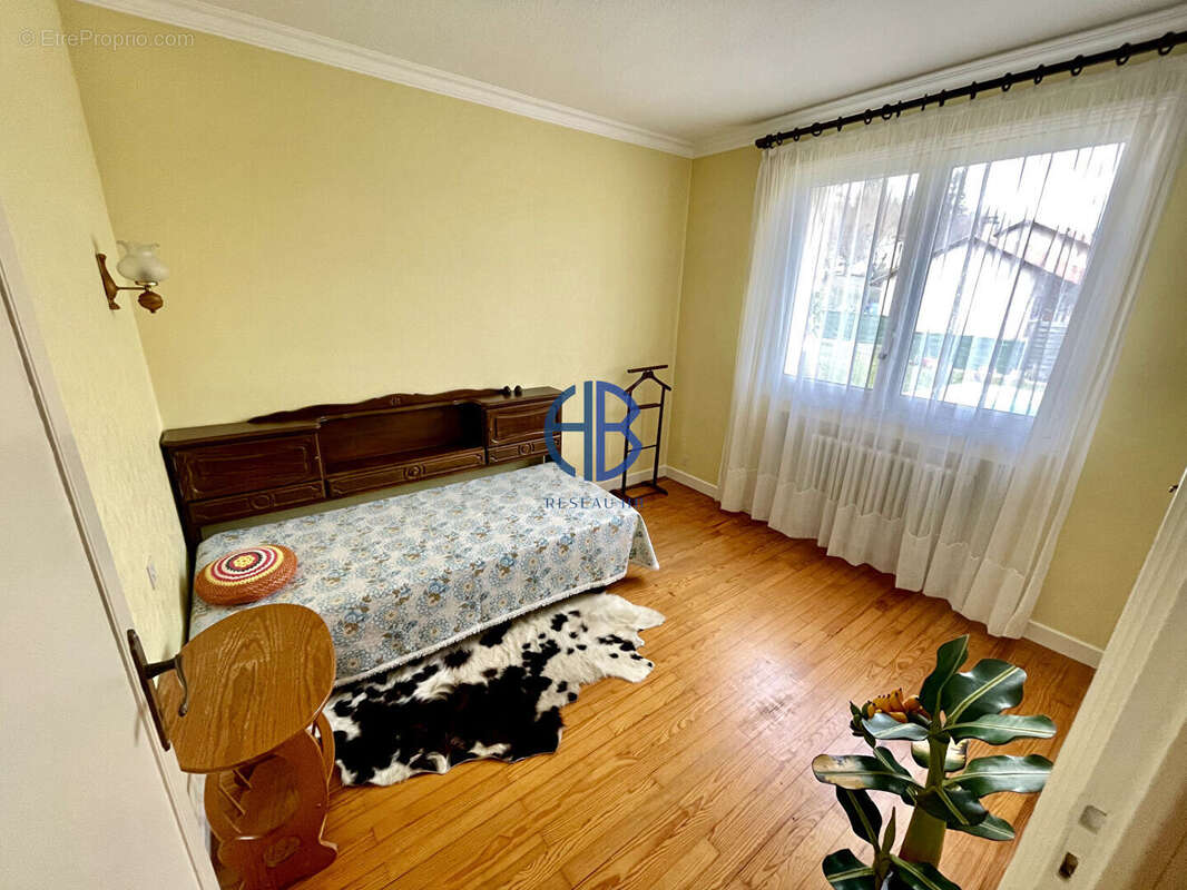 Maison à LA CHAPELLE-DE-LA-TOUR