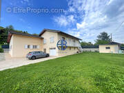 Maison à LA CHAPELLE-DE-LA-TOUR