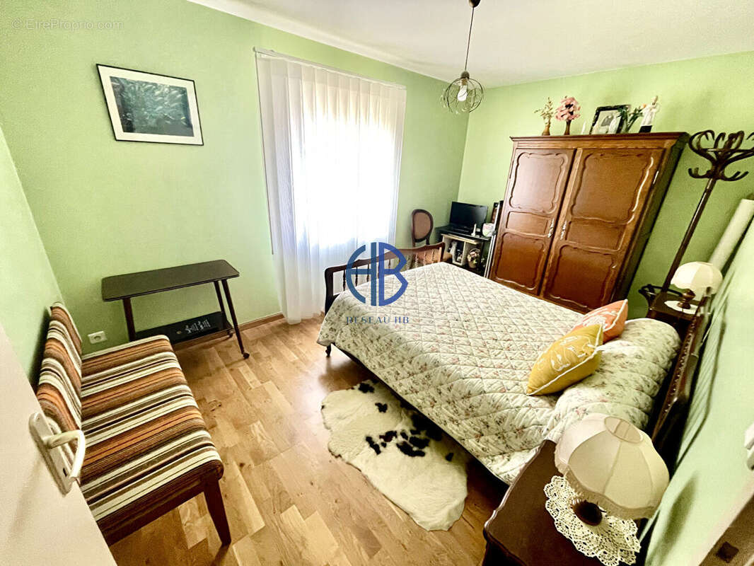 Maison à LA CHAPELLE-DE-LA-TOUR