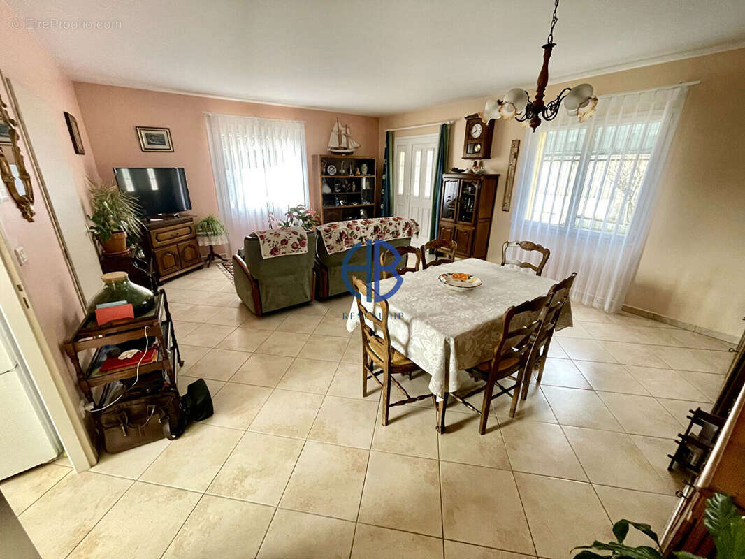 Maison à LA CHAPELLE-DE-LA-TOUR