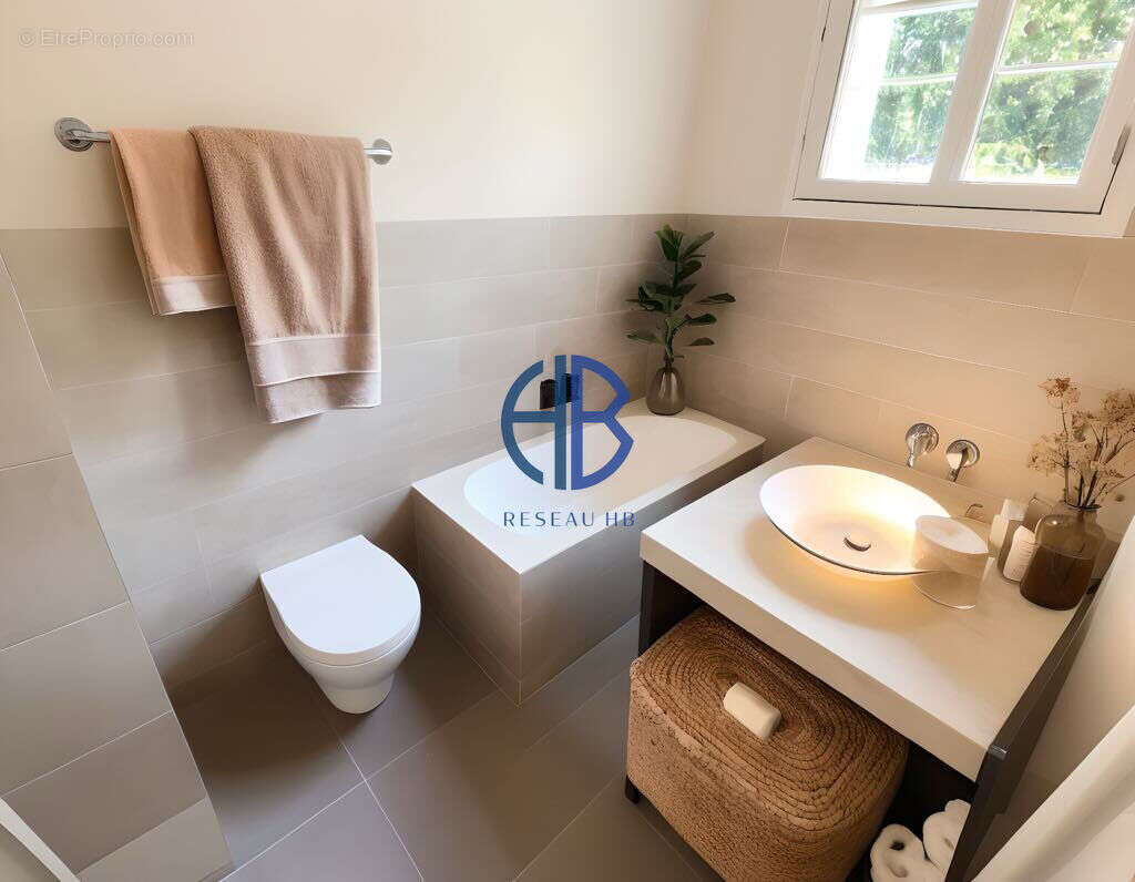 Maison à LA CHAPELLE-DE-LA-TOUR