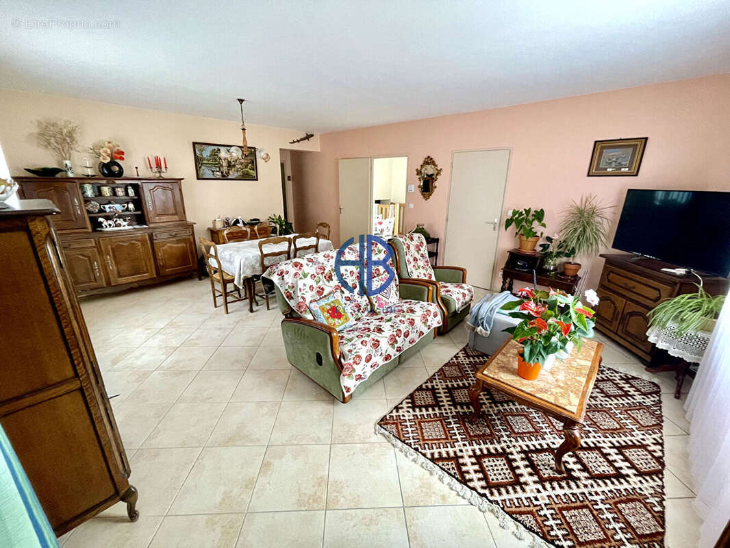 Maison à LA CHAPELLE-DE-LA-TOUR