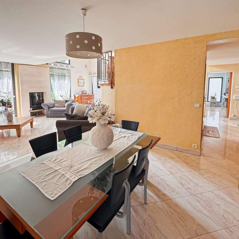 Maison à VILLEMOMBLE