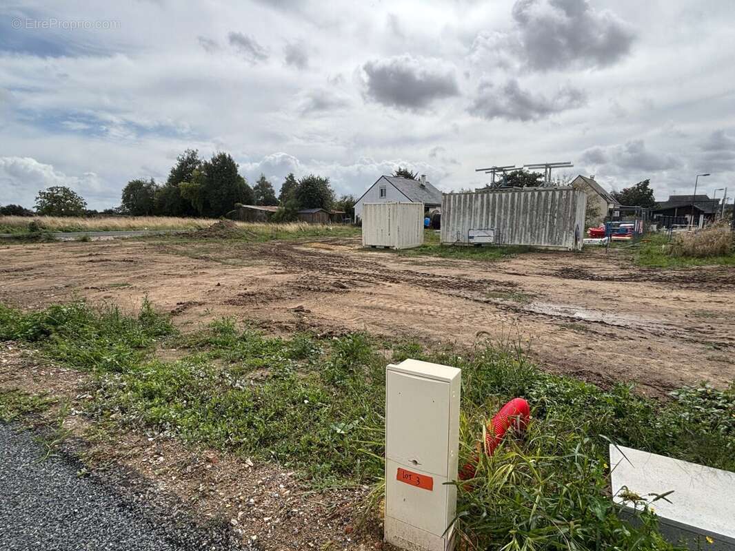 Terrain à LA MENITRE