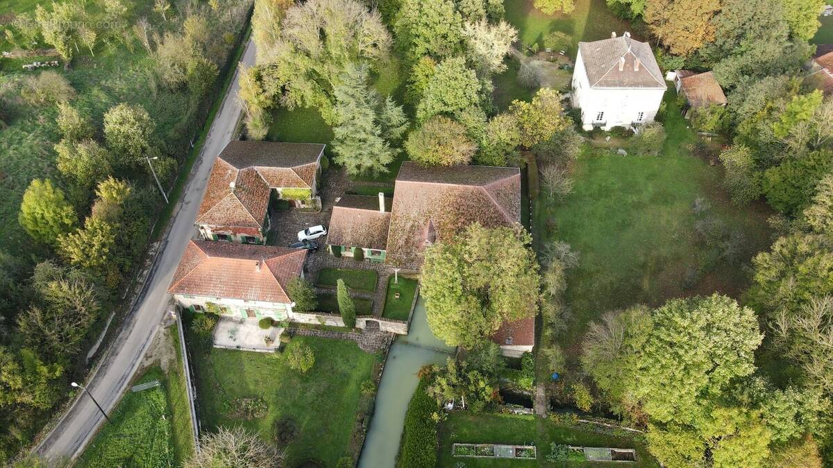 Maison à SOMMEVOIRE