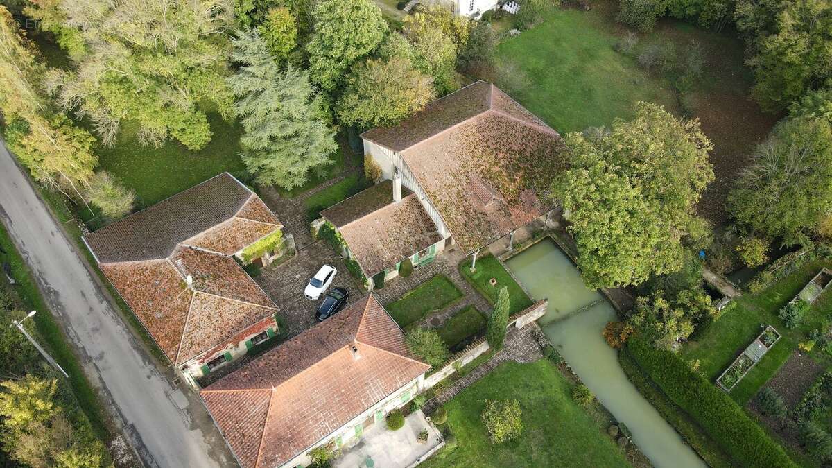 Maison à SOMMEVOIRE